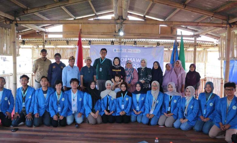 Foto bersama tim PPK ORMAWA HIMAAKSI UNIMUS dengan warga dan dinas terkait dalam kegiatan pemberdayaan Desa Wisata Mangrove Semarang.