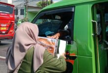 Aksi galang donasi peduli gempa NTT dan kekeringan Banjarnegara oleh relawan mahasiswa kepada pengendara di jalan.