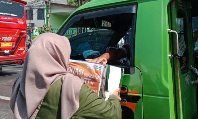 Aksi galang donasi peduli gempa NTT dan kekeringan Banjarnegara oleh relawan mahasiswa kepada pengendara di jalan.