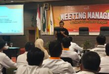 Ikhwanushoffa memberikan materi dalam Monthly Meeting Manager Lazismu se-Jawa Tengah di Hotel Candi Indah Semarang