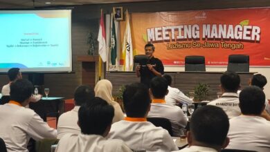 Ikhwanushoffa memberikan materi dalam Monthly Meeting Manager Lazismu se-Jawa Tengah di Hotel Candi Indah Semarang