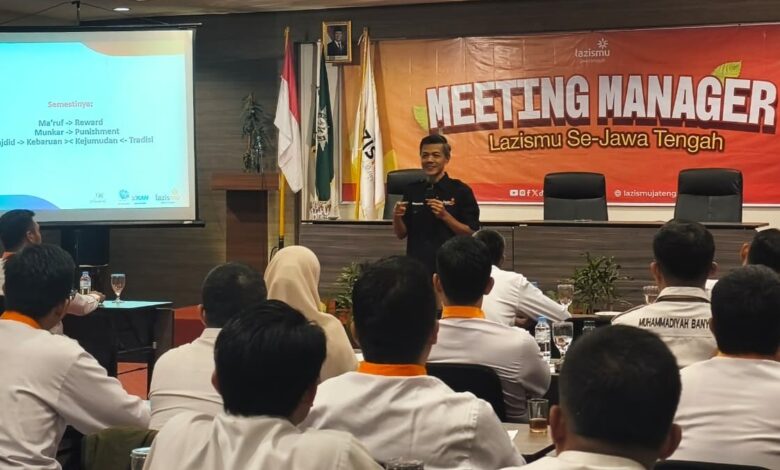 Ikhwanushoffa memberikan materi dalam Monthly Meeting Manager Lazismu se-Jawa Tengah di Hotel Candi Indah Semarang