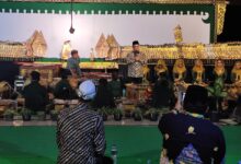Ketua PWM Muhammadiyah Jawa Tengah KH Tafsir memberikan sambutan di atas panggung pagelaran wayang kulit Rembang.