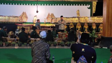 Ketua PWM Muhammadiyah Jawa Tengah KH Tafsir memberikan sambutan di atas panggung pagelaran wayang kulit Rembang.