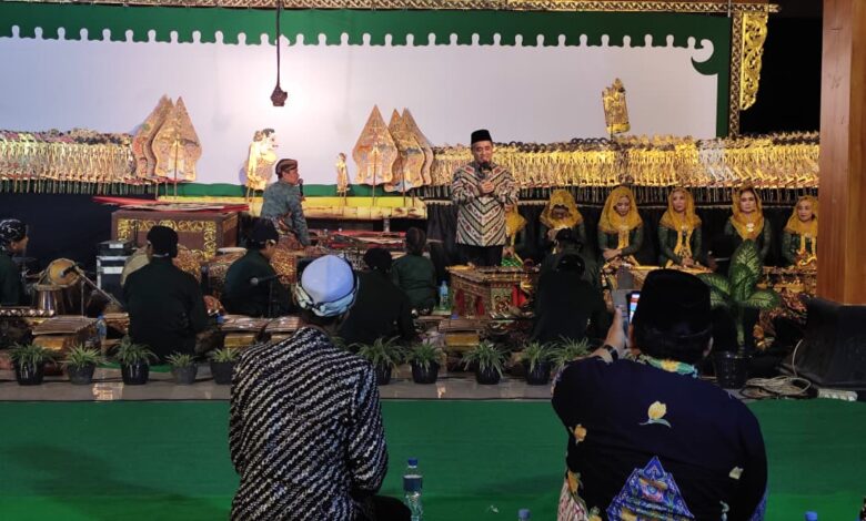 Ketua PWM Muhammadiyah Jawa Tengah KH Tafsir memberikan sambutan di atas panggung pagelaran wayang kulit Rembang.