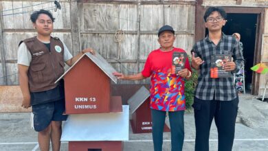 Mahasiswa KKN Unimus menyerahkan Rumah Burung Hantu (RUBUHA) dan buku panduan kepada warga Desa Sukorejo Grobogan untuk penanggulangan hama tikus.