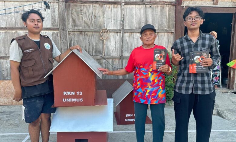 Mahasiswa KKN Unimus menyerahkan Rumah Burung Hantu (RUBUHA) dan buku panduan kepada warga Desa Sukorejo Grobogan untuk penanggulangan hama tikus.