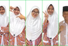 Kolase lima pelajar Muhammadiyah berkecekan seragam batik oranye, empat siswi berjilbab putih dan satu siswa peci hitam tersenyum ceria.