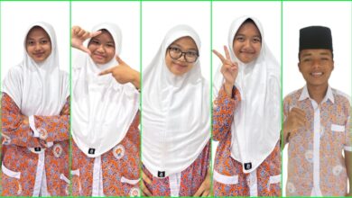 Kolase lima pelajar Muhammadiyah berkecekan seragam batik oranye, empat siswi berjilbab putih dan satu siswa peci hitam tersenyum ceria.