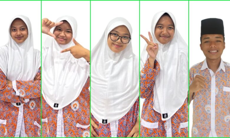 Kolase lima pelajar Muhammadiyah berkecekan seragam batik oranye, empat siswi berjilbab putih dan satu siswa peci hitam tersenyum ceria.