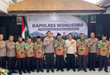 Kapolres Wonosobo AKBP Ricky Pripurna Atmaja foto bersama jajaran kepolisian dan pengurus PDM Wonosobo saat kunjungan silaturahmi.