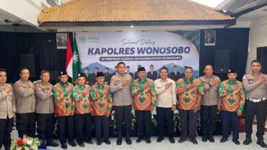 Kapolres Wonosobo AKBP Ricky Pripurna Atmaja foto bersama jajaran kepolisian dan pengurus PDM Wonosobo saat kunjungan silaturahmi.