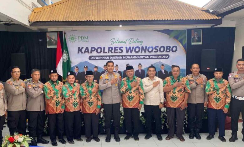 Kapolres Wonosobo AKBP Ricky Pripurna Atmaja foto bersama jajaran kepolisian dan pengurus PDM Wonosobo saat kunjungan silaturahmi.