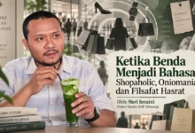 Feature image artikel opini tentang shopaholic dan oniomania yang membahas hubungan benda, hasrat, dan perilaku konsumtif manusia oleh Heri Isnaini.