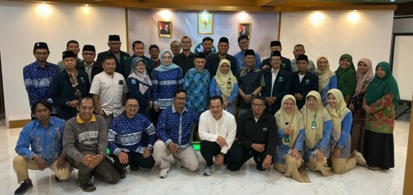 Foto bersama perwakilan MPKU PWM Jawa Tengah dan pimpinan rumah sakit Muhammadiyah Solo Raya dalam acara roadshow silaturrahim.