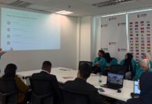 Mahasiswa UMS mempresentasikan hasil penelitian di depan reviewer MSU Malaysia dalam sesi kolokium akademik.