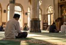 Jamaah duduk tenang di dalam masjid usai salat sebagai ilustrasi khutbah Jumat tentang ikhlas dan keikhlasan dalam beramal.