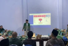 Pengurus PWM Jateng menyampaikan paparan grafik capaian kinerja dalam agenda kunjungan supervisi ke PDM Batang.