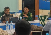 Sekretaris PWM Jawa Tengah Dodok Sartono memberikan arahan dalam rapat Turba PDM Rembang di SMK Muhammadiyah Rembang.