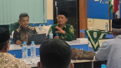 Sekretaris PWM Jawa Tengah Dodok Sartono memberikan arahan dalam rapat Turba PDM Rembang di SMK Muhammadiyah Rembang.