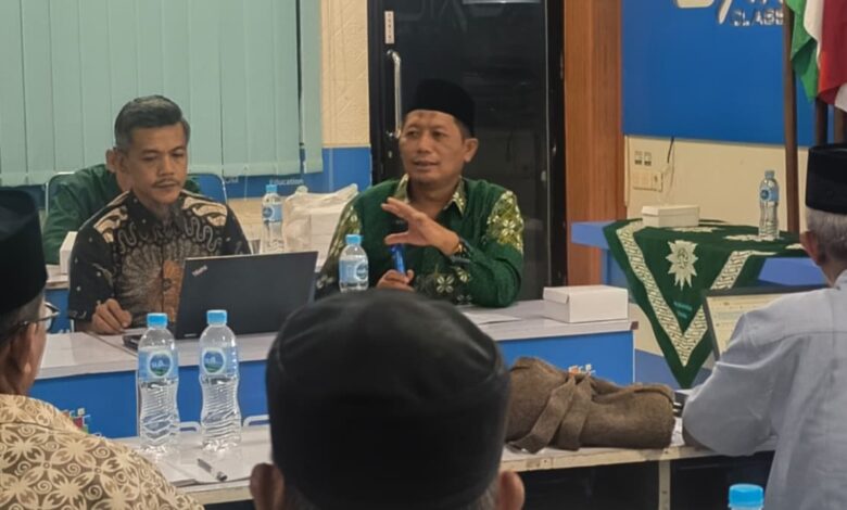 Sekretaris PWM Jawa Tengah Dodok Sartono memberikan arahan dalam rapat Turba PDM Rembang di SMK Muhammadiyah Rembang.