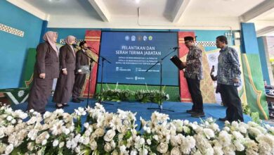 Suasana prosesi pelantikan Kepala Sekolah Muhammadiyah Kota Magelang di atas panggung dengan layar latar bertuliskan Pelantikan dan Serah Terima Jabatan.