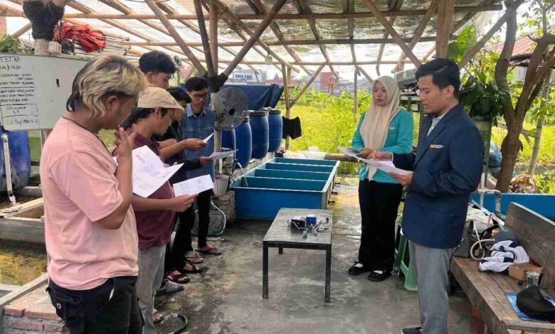 Tim dosen dan mahasiswa UMS memberikan pelatihan penggunaan sistem IoT untuk memantau kualitas air pembibitan ikan nila kepada pengelola Sanjaya Aquatic Sukoharjo.