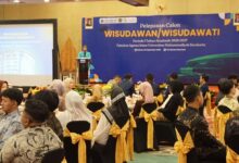Suasana pelepasan calon wisudawan FAI UMS periode I tahun akademik 2026/2027 menjelang acara wisuda UMS 2026 di Hotel The Sunan Surakarta.