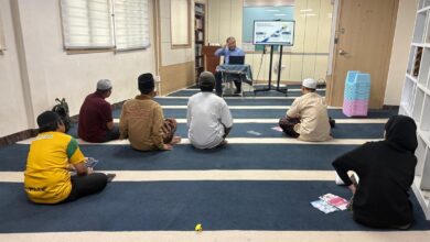 Dosen UMS Andy Dwi Bayu Bawono memberikan materi literasi keuangan kepada Pekerja Migran Indonesia di Korea Selatan di Masjid Al-Falah.