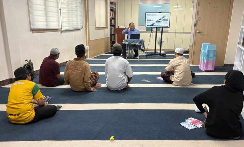 Dosen UMS Andy Dwi Bayu Bawono memberikan materi literasi keuangan kepada Pekerja Migran Indonesia di Korea Selatan di Masjid Al-Falah.