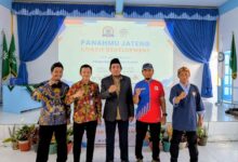 Lima panitia dan pimpinan PanahMu Jateng berfoto bersama mengepalkan tangan pada pembukaan kegiatan Coach Development di Magelang.