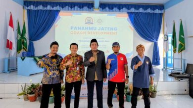 Lima panitia dan pimpinan PanahMu Jateng berfoto bersama mengepalkan tangan pada pembukaan kegiatan Coach Development di Magelang.