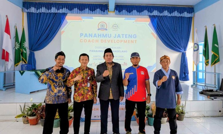 Lima panitia dan pimpinan PanahMu Jateng berfoto bersama mengepalkan tangan pada pembukaan kegiatan Coach Development di Magelang.
