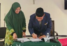 Penandatanganan MoU UMS PCIM Britania Raya oleh Wakil Rektor V UMS dan Ketua PCIM Britania Raya di London.