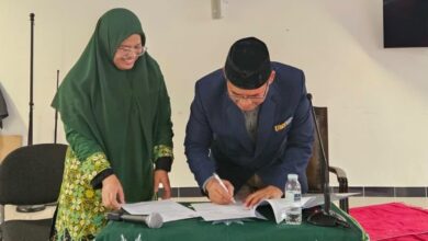 Penandatanganan MoU UMS PCIM Britania Raya oleh Wakil Rektor V UMS dan Ketua PCIM Britania Raya di London.