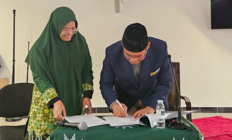Penandatanganan MoU UMS PCIM Britania Raya oleh Wakil Rektor V UMS dan Ketua PCIM Britania Raya di London.