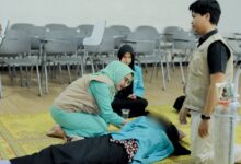 Petugas medis dan dokter muda memberikan penanganan darurat kepada mahasiswa pingsan saat Masta UMS 2026.