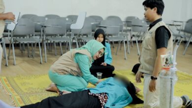 Petugas medis dan dokter muda memberikan penanganan darurat kepada mahasiswa pingsan saat Masta UMS 2026.