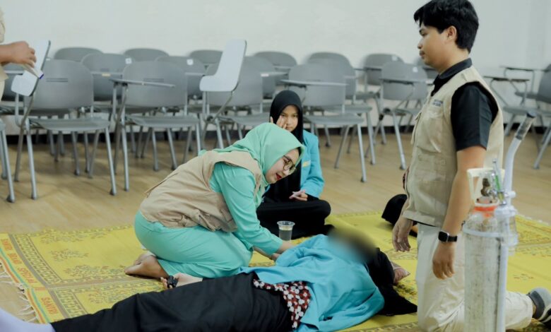 Petugas medis dan dokter muda memberikan penanganan darurat kepada mahasiswa pingsan saat Masta UMS 2026.