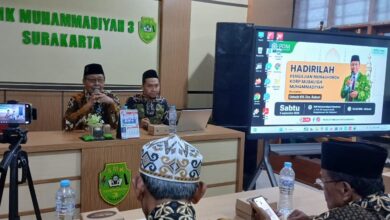 KH Subari memberikan ceramah dalam pengajian Korp Muballigh Muhammadiyah tentang dakwah Raden Patah di SMK Muhammadiyah 3 Surakarta