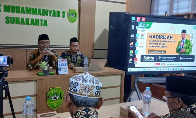 KH Subari memberikan ceramah dalam pengajian Korp Muballigh Muhammadiyah tentang dakwah Raden Patah di SMK Muhammadiyah 3 Surakarta
