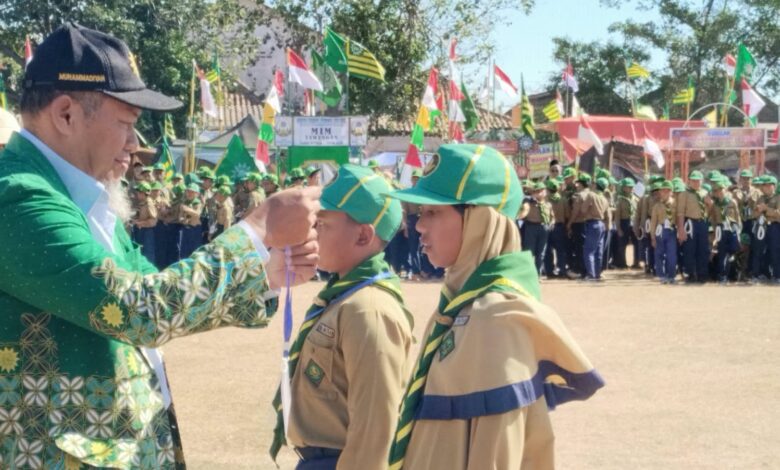 Penyematan Tanda Peserta oleh Ketua PDM Boyolali di Jamda Pandu Athfal ke-VIII