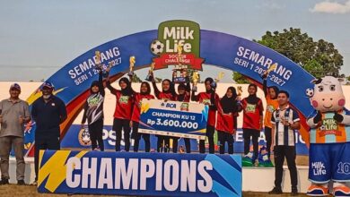 Tim Srikandi MIHAMSA MI Muhammadiyah Pagersari merayakan juara 1 MilkLife Soccer Challenge 2026 Semarang
