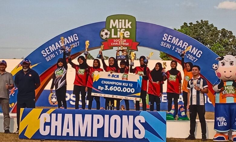 Tim Srikandi MIHAMSA MI Muhammadiyah Pagersari merayakan juara 1 MilkLife Soccer Challenge 2026 Semarang