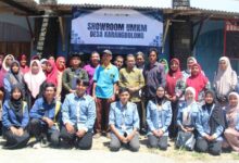Rektor UMPWR bersama Kepala Desa dan warga berfoto bersama di depan Showroom UMKM Kebumen Desa Karangbolong