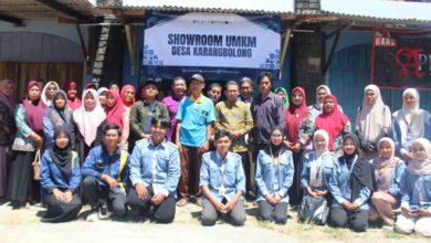 Rektor UMPWR bersama Kepala Desa dan warga berfoto bersama di depan Showroom UMKM Kebumen Desa Karangbolong
