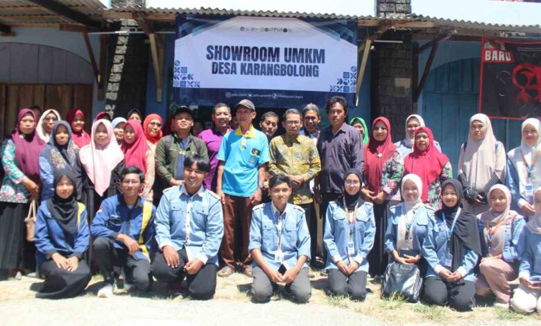 Rektor UMPWR bersama Kepala Desa dan warga berfoto bersama di depan Showroom UMKM Kebumen Desa Karangbolong