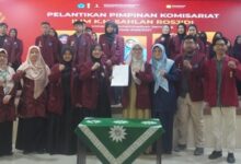 Sesi foto bersama pengurus dan pimpinan Unimus saat Pelantikan PK IMM KHSR Unimus 2026 di Aula GKB II Unimus Semarang.