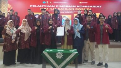 Sesi foto bersama pengurus dan pimpinan Unimus saat Pelantikan PK IMM KHSR Unimus 2026 di Aula GKB II Unimus Semarang.