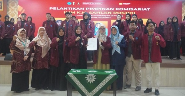 Sesi foto bersama pengurus dan pimpinan Unimus saat Pelantikan PK IMM KHSR Unimus 2026 di Aula GKB II Unimus Semarang.